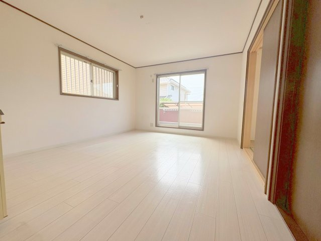 宝塚市山本中１丁目のアパートの居間・リビング