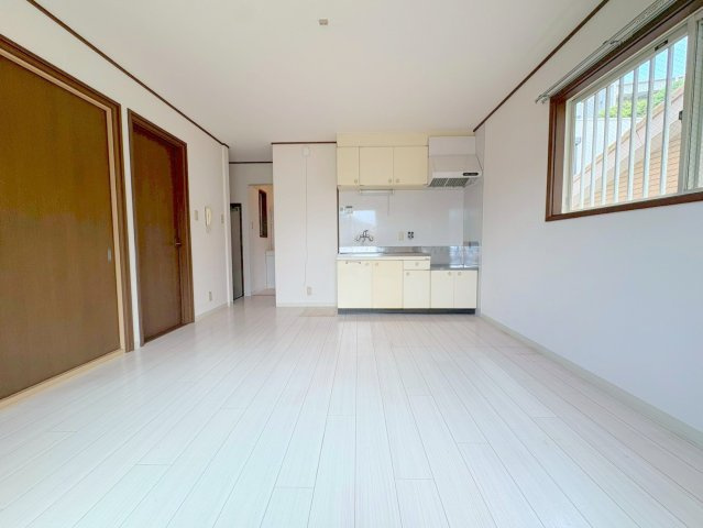 宝塚市山本中１丁目のアパートの居間・リビング