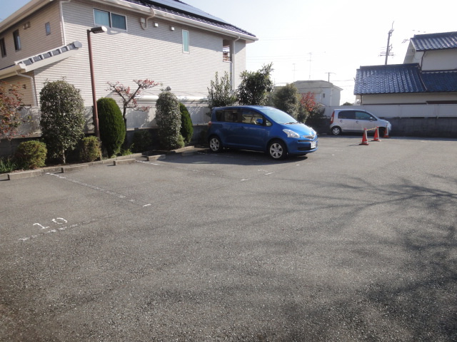 メゾン翠生園の駐車場