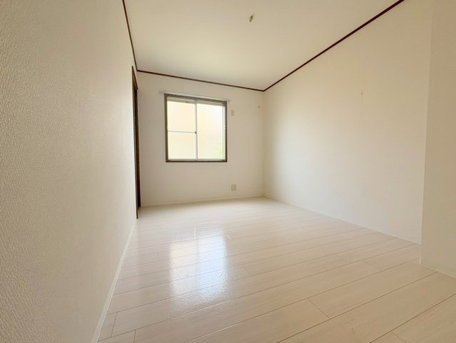 宝塚市山本中１丁目のアパートの洋室
