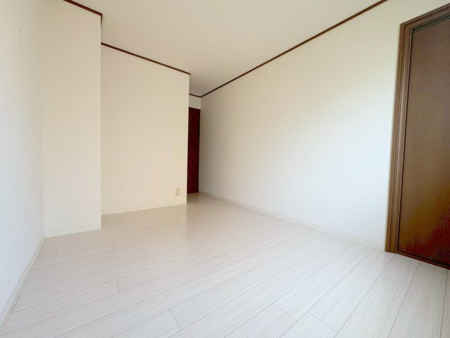 宝塚市山本中１丁目のアパートの洋室