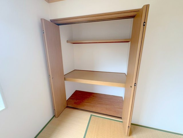 宝塚市山本中１丁目のアパートの収納