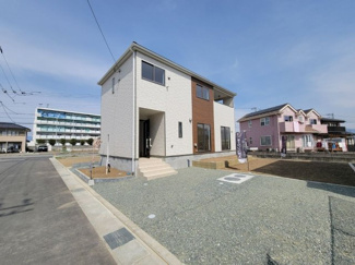 【外観】 | 中央市成島 新築戸建全3棟 3号棟 車並列2台+広いお庭