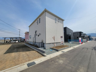【玄関】 | 中央市成島 新築戸建全3棟 3号棟 車並列2台+広いお庭