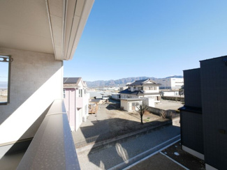 【前面道路含む現地写真】 | 中央市成島 新築戸建全3棟 3号棟 車並列2台+広いお庭 | 前面道路南側