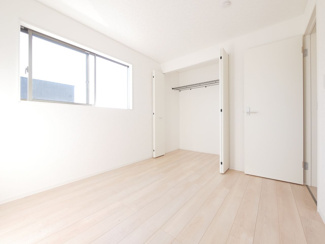 【和室】 | 中央市成島 新築戸建全3棟 3号棟 車並列2台+広いお庭 | １階5帖和室