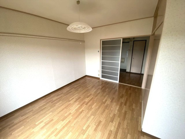 学のまどいの洋室