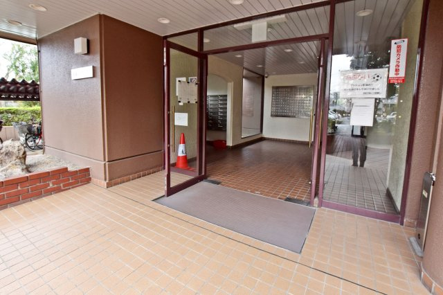 尼崎久々知ハウスのエントランス|全居室フローリング貼！水回り設備一新の美麗なお家で新生活を始めませんか？
皆様からのご連絡を心よりお待ちしております。