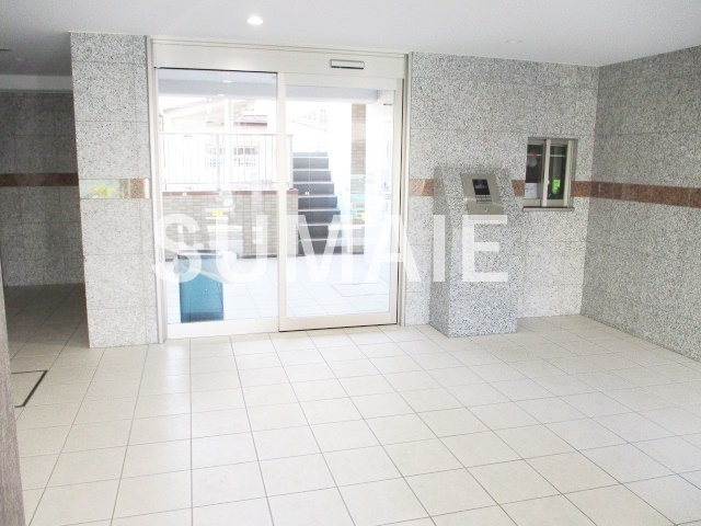 ユリカロゼAZEST川口のエントランス|広めのエントランス