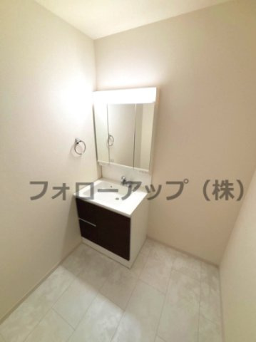 リーブルガーデン 枚方市渚東町4期の独立洗面台|独立洗面台、小物を置くことができて便利です