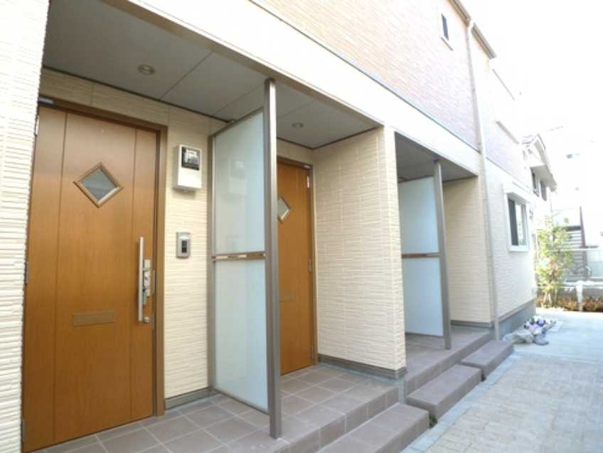 JeuneForet　全室エアコン　南西角部屋　南向きのエントランス