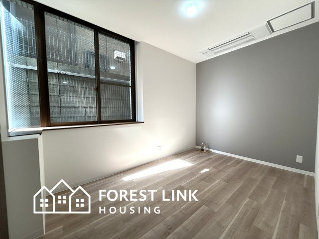 フィオーレ帝塚山の寝室|壁の一面だけを落ち着いたグレーに切り替えることで、部屋に奥行きと立体感が生まれています。