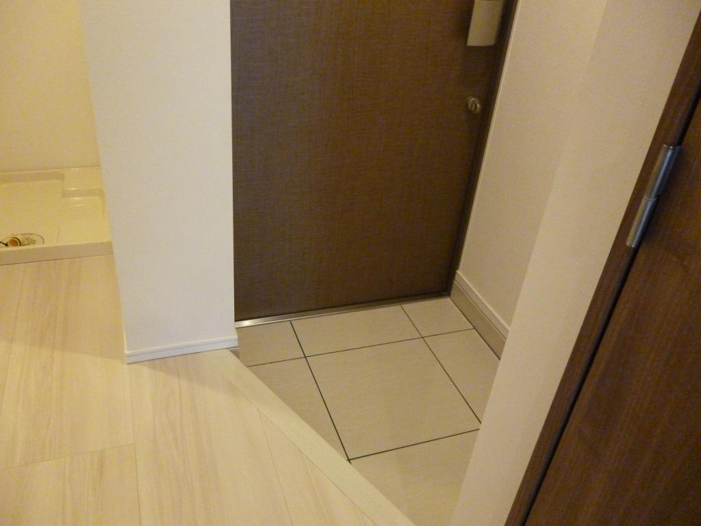 レガリス西日暮里ステーションフロントの玄関