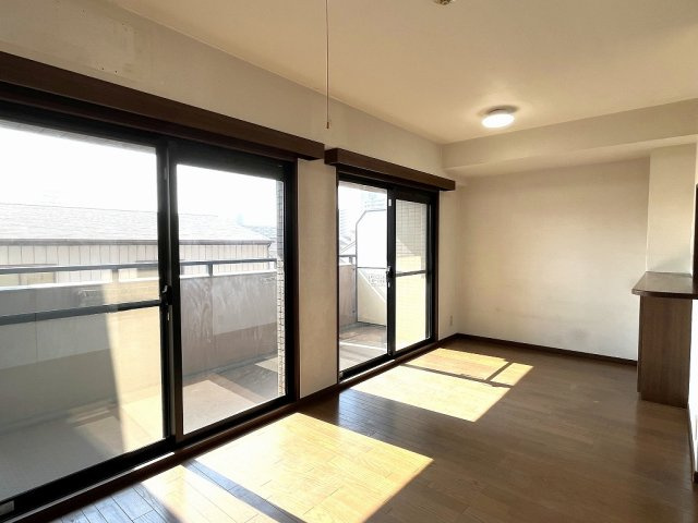 【居間・リビング】 | ライオンズマンション加美正覚寺 | 【LDK：約13.8帖】南面から採光が入る明るいリビング＆ダイニングです☆
