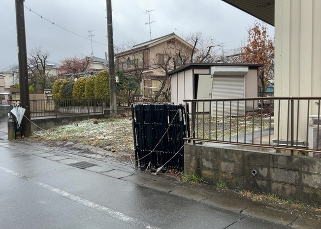【外観】 | 隣家の土地はどうなっているのか、生活利便施設が近くにあるのか、学校まで近いかなど、お客様のライフスタイルにあわせたイメージが重要です。また、近くにあると困る施設が近くにないかも確認するといいでしょう。