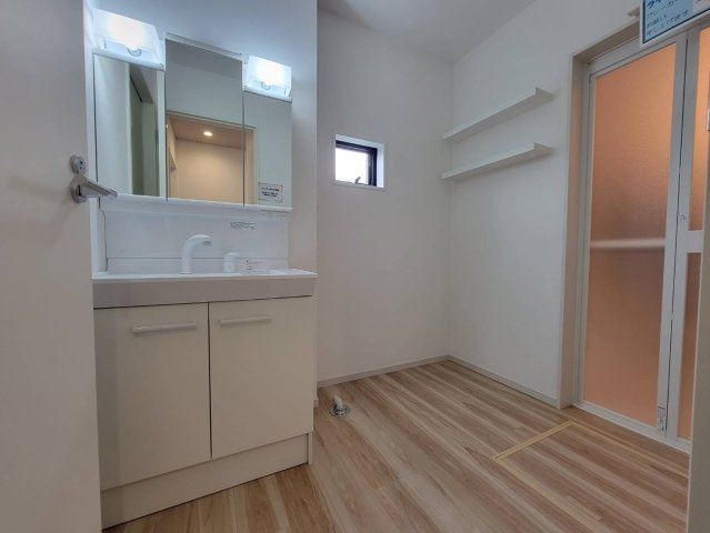 【LIGARE】塩谷郡高根沢町 第24期 全2棟の独立洗面台|〇洗面化粧台〇
三面鏡のウラやシンク下の収納、たっぷり！お手入れ楽々シャワー付き洗面化粧台。くもり止め付きのため、お風呂上りでも見やすい鏡です！
※2026年５月撮影