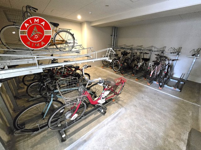 オープンレジデンシア高宮アベニュー201の駐輪場|屋根付きの駐輪場で、自転車を雨から守れます。