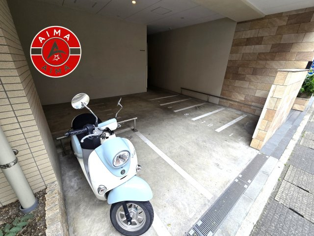 オープンレジデンシア高宮アベニュー201の駐車場|駐車場のほかにバイク置き場もあります。