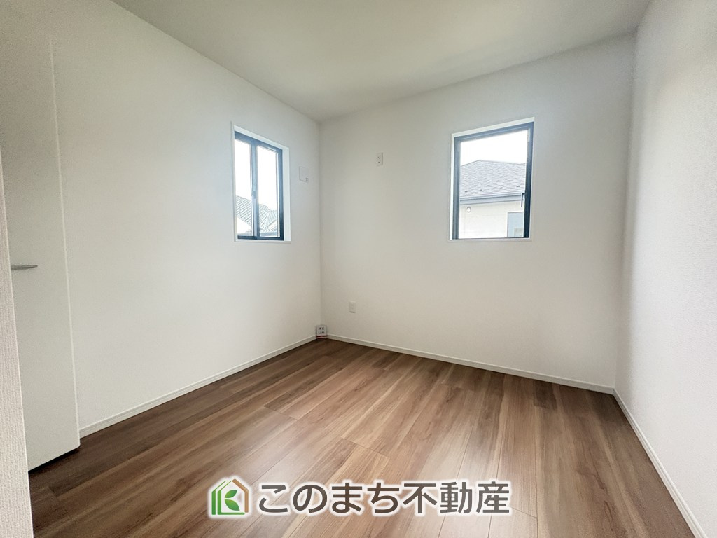 リガーレ小山市城北15期の洋室|お子様のお昼寝にも便利な洋室です。大きな窓から暖かな日差しが差し込みます♪