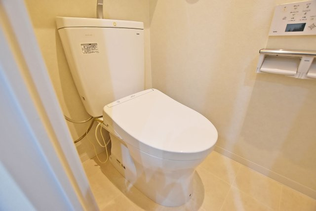 グランドヒル西宮高座台マンションA棟のトイレ|温水洗浄便座付きで快適にご利用いただけます。