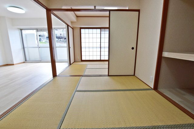 グランドヒル西宮高座台マンションA棟の和室|-和室4.5帖-
畳があることでフローリングにはない「優しい感触や自然の温かさ」を感じることができます
