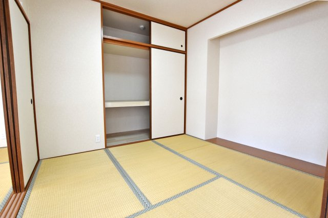 グランドヒル西宮高座台マンションA棟の和室|-和室4.5帖-
一般的なクローゼットより奥行きがあり、お布団や座布団をゆったり収納することができます。 また、容量が大きいため大型の季節物を収納することが可能です！