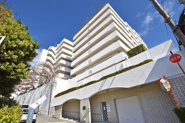 グランドヒル西宮高座台マンションA棟の外観|JR「西宮」駅バス13分「一ケ谷町」停歩5分、阪急線も利用可能です◎南西向き、両面バルコニーで陽当たり、通風良好なお家で新生活を始めませんか？皆様からのご連絡を心よりお待ちしております。