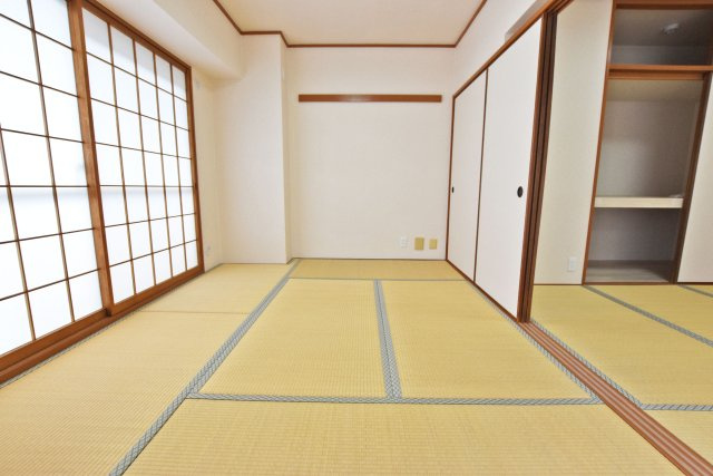 グランドヒル西宮高座台マンションA棟の和室|-和室6.0帖-
リビング横の和室は、お子様のお昼寝スペースにしたりゲストルームとして使ったりとても便利です。