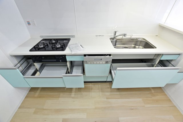 グランドヒル西宮高座台マンションA棟のキッチン|大容量収納を搭載したユニットは実生活上のすっきりとしたLDKを実現します