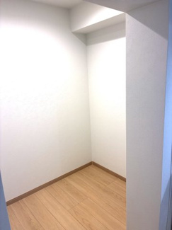 【その他】 | ■専任物件■茨木市山手台３丁目　中古テラスハウス | ■キッチンにはパントリーを新設しており便利です。