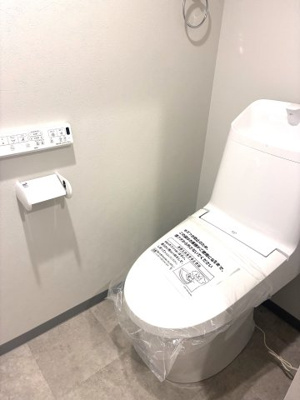 【トイレ】 | ■専任物件■茨木市山手台３丁目　中古テラスハウス | ■トイレ新調しておりウォシュレット付きです。