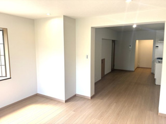 【居間・リビング】 | ■専任物件■茨木市山手台３丁目　中古テラスハウス | ■南庭に面した18.7帖のリビングは広々として採光良好です！