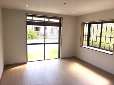 【居間・リビング】 | ■専任物件■茨木市山手台３丁目　中古テラスハウス | ■南庭に面した18.7帖のリビングは広々として採光良好です！