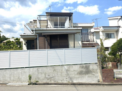 【外観】 | ■専任物件■茨木市山手台３丁目　中古テラスハウス | ■茨木市山手台三丁目 テラスハウス ■全面改装済みで内覧可能です■南北両面道路（約8.2m×約5.2m）につき陽当たり通風良好■3LDK全居室フローリング■全面改装にて綺麗なお住まいです！
