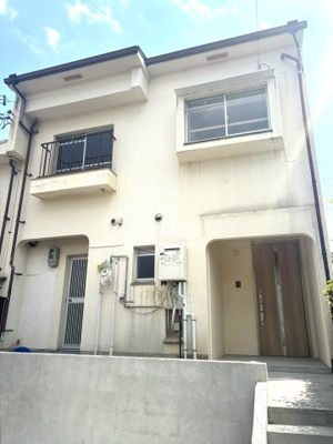 【外観】 | ■専任物件■茨木市山手台３丁目　中古テラスハウス | ■茨木市山手台三丁目 テラスハウス ■全面改装済みで内覧可能です■南北両面道路（約8.2m×約5.2m）につき陽当たり通風良好■3LDK全居室フローリング■全面改装にて綺麗なお住まいです！
