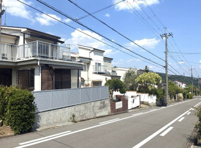 【前面道路含む現地写真】 | ■専任物件■茨木市山手台３丁目　中古テラスハウス | ■茨木市山手台三丁目 テラスハウス ■全面改装済みで内覧可能です■南北両面道路（約8.2m×約5.2m）につき陽当たり通風良好■3LDK全居室フローリング■全面改装にて綺麗なお住まいです！