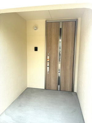 【玄関】 | ■専任物件■茨木市山手台３丁目　中古テラスハウス | ■全面改装済みで内覧可能です■南北両面道路（約8.2m×約5.2m）につき陽当たり通風良好
■3LDK全居室フローリング■全面改装にて綺麗なお住まいです！