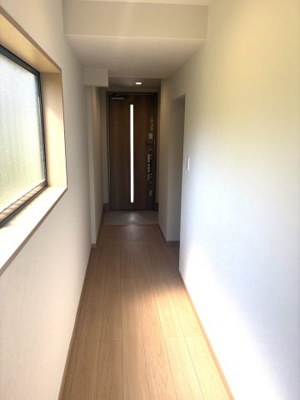 【玄関】 | ■専任物件■茨木市山手台３丁目　中古テラスハウス | ■全面改装済みで内覧可能です■南北両面道路（約8.2m×約5.2m）につき陽当たり通風良好
■3LDK全居室フローリング■全面改装にて綺麗なお住まいです！