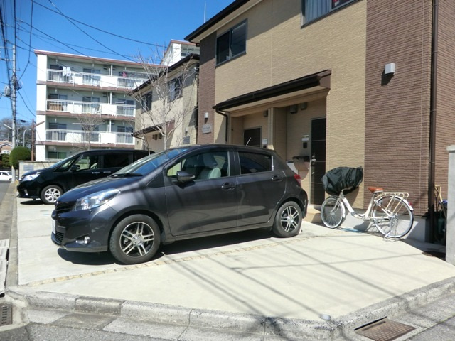 ソレイユ・駒場の駐車場|★敷地内駐車場に空車あり！１台無料です★