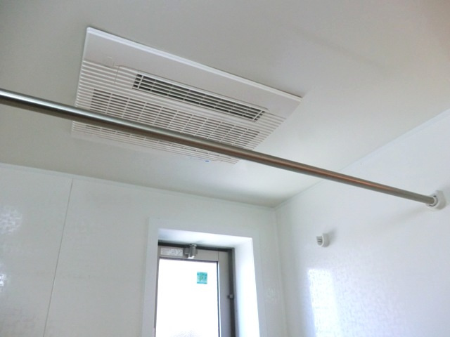 ソレイユ・駒場の浴室|★浴室乾燥機＆換気用の小窓を設置しています★