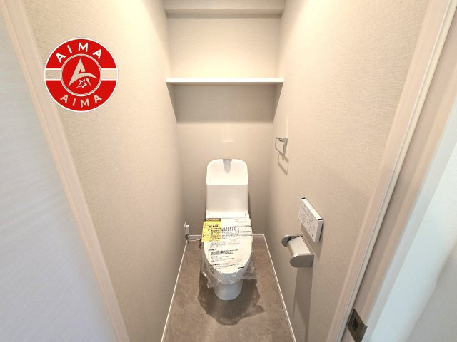 グランフォーレラグゼ博多駅南のトイレ|白を基調とした、シンプルながらも落ち着くデザイン。洗浄付き温水便座で機能性も兼ね備えています♪