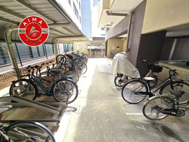 グランフォーレラグゼ博多駅南の駐輪場|屋根付きの駐輪場で、自転車を雨から守れます。