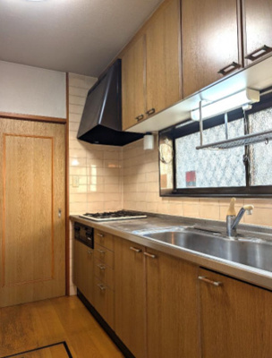 【キッチン】 | 豊中市若竹町１丁目中古戸建 | こちらの物件近くの教育施設や、スーパー・公園など、物件周辺の住環境を併せてご案内させて頂きます。ぜひ、現地での暮らしをイメージなさって下さい！
