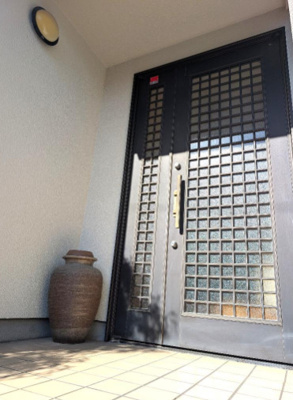 【玄関】 | 豊中市若竹町１丁目中古戸建 | こちらのサイトに掲載されている全ての物件が、当社にてご紹介可能です！気になる物件がありましたら、弊社スタッフまでお気軽にお問合せ下さいませ。