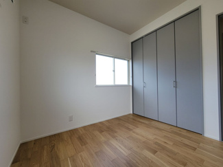 【洋室】 | 中央市西花輪 内外装一新 中古戸建 角地 駅歩く10分 車2 | 2階　4.5帖北西側洋室
