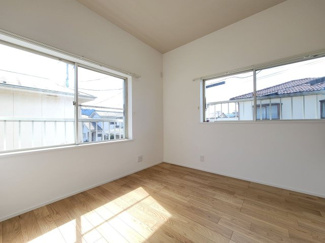 【洋室】 | 中央市西花輪 内外装一新 中古戸建 角地 駅歩く10分 車2 | 2階　4.5帖南西側洋室
