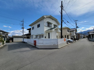 【外観】 | 中央市西花輪 内外装一新 中古戸建 角地 駅歩く10分 車2 | 北西角地　周囲のウッドフェンス新設