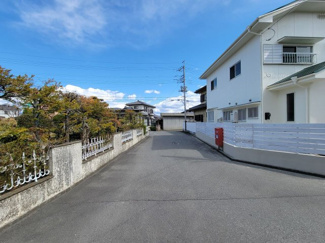【前面道路含む現地写真】 | 中央市西花輪 内外装一新 中古戸建 角地 駅歩く10分 車2 | 北側道路