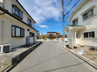 【前面道路含む現地写真】 | 中央市西花輪 内外装一新 中古戸建 角地 駅歩く10分 車2 | 西側道路