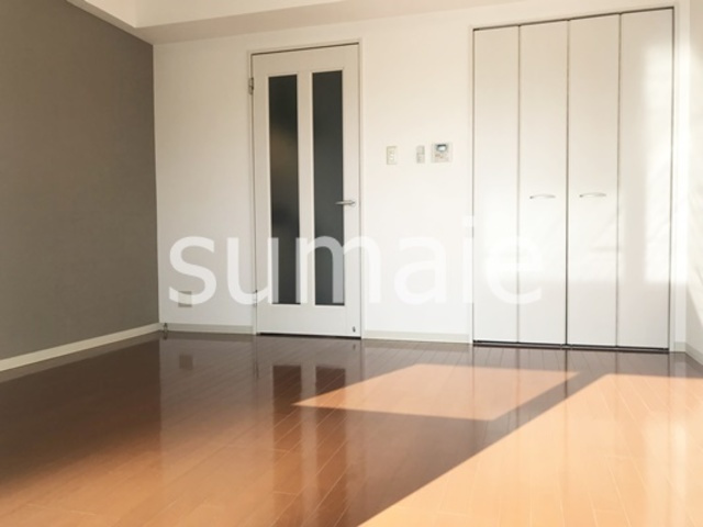 Aco　Mansionsの居間・リビング|8帖の洋室です。